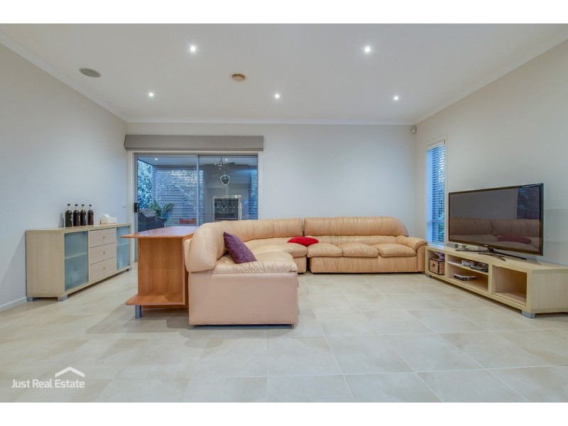 7 Kindred Avenue, Cranbourne North VIC 3977