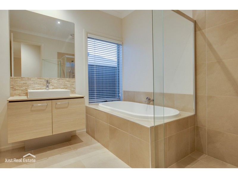 7 Kindred Avenue, Cranbourne North VIC 3977