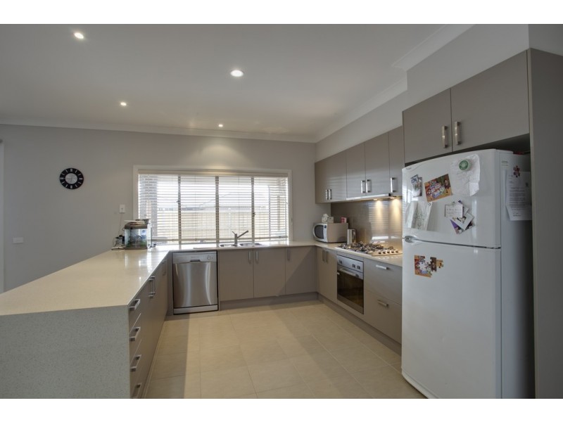 81 Thunderbolt Drive, Cranbourne East VIC 3977