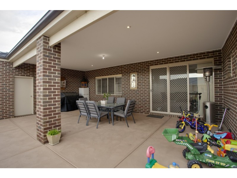 81 Thunderbolt Drive, Cranbourne East VIC 3977