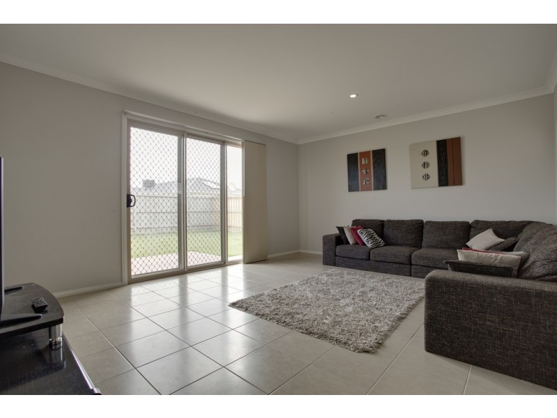 81 Thunderbolt Drive, Cranbourne East VIC 3977