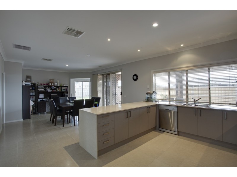 81 Thunderbolt Drive, Cranbourne East VIC 3977
