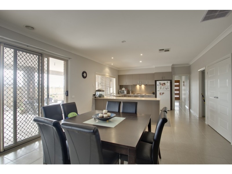 81 Thunderbolt Drive, Cranbourne East VIC 3977