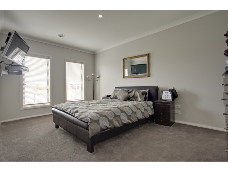 81 Thunderbolt Drive, Cranbourne East VIC 3977