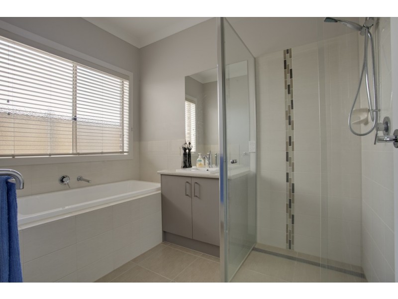 81 Thunderbolt Drive, Cranbourne East VIC 3977