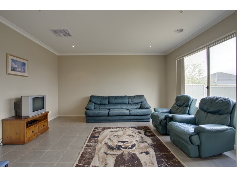 8 Botanic Drive, Pakenham VIC 3810