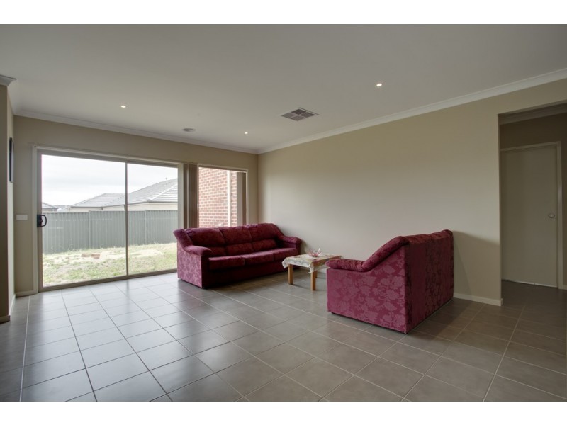 8 Botanic Drive, Pakenham VIC 3810