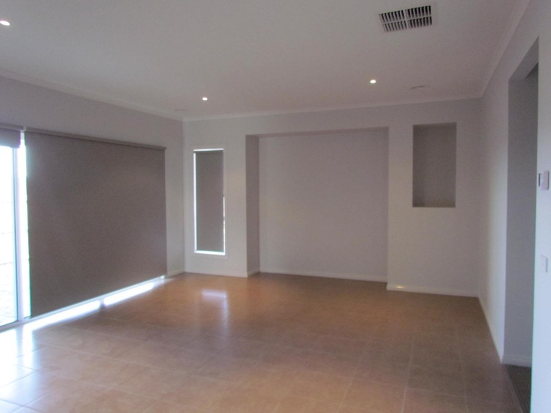 17 Rose Garden Avenue, Officer VIC 3809