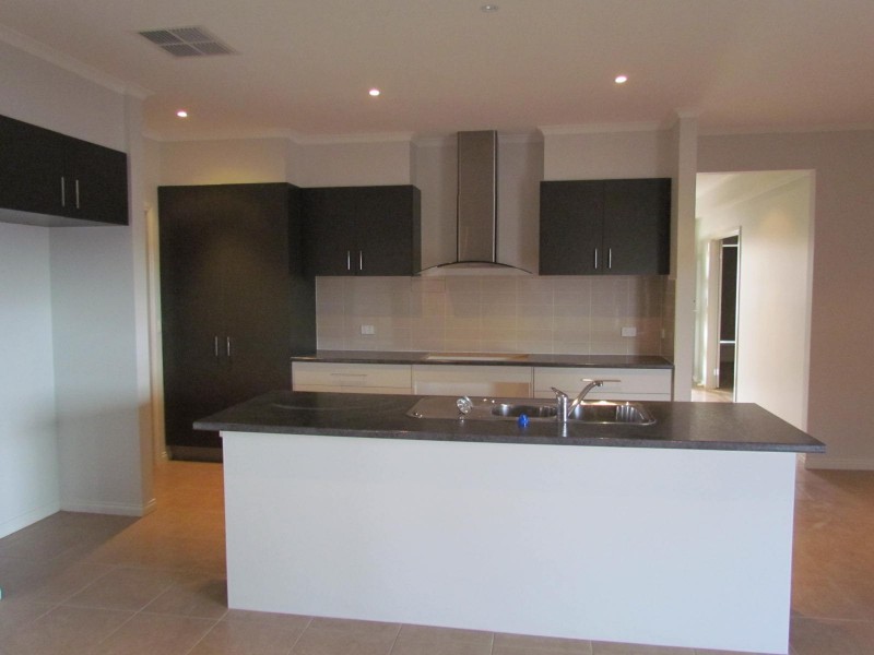 17 Rose Garden Avenue, Officer VIC 3809