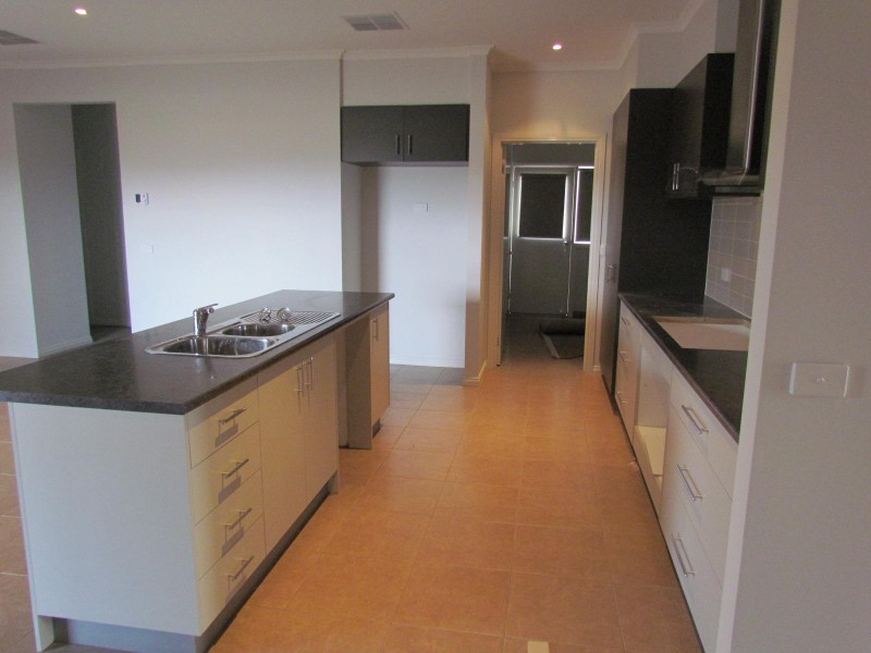 17 Rose Garden Avenue, Officer VIC 3809