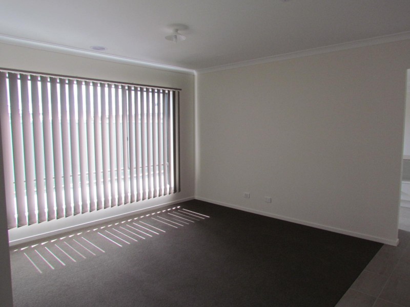 72 Dusseldorp Avenue, Pakenham VIC 3810