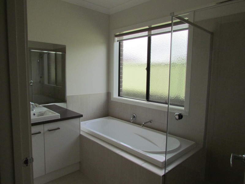 72 Dusseldorp Avenue, Pakenham VIC 3810