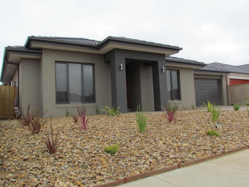 13 Dalton Way, Cranbourne East VIC 3977