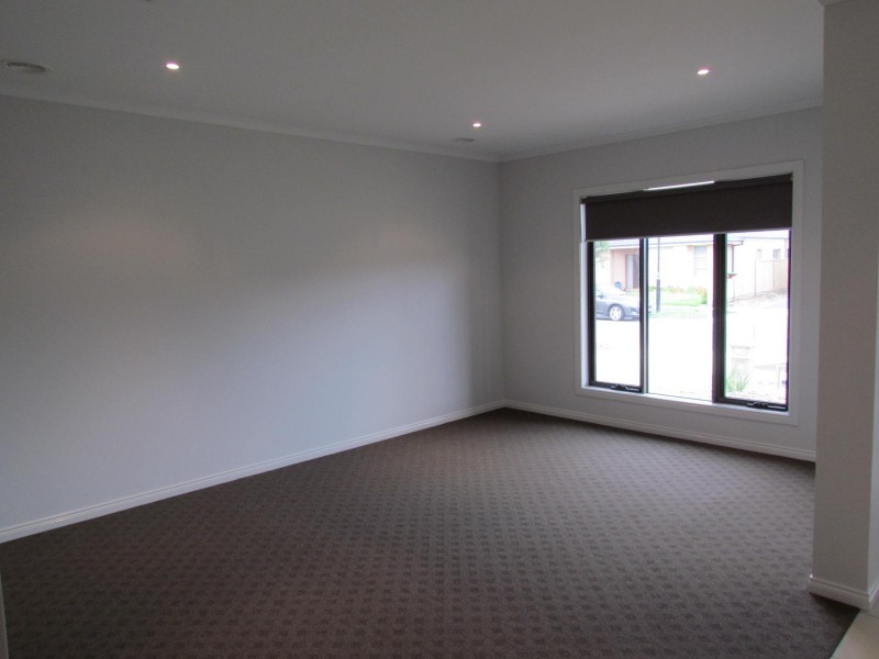 13 Dalton Way, Cranbourne East VIC 3977