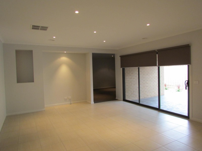 13 Dalton Way, Cranbourne East VIC 3977