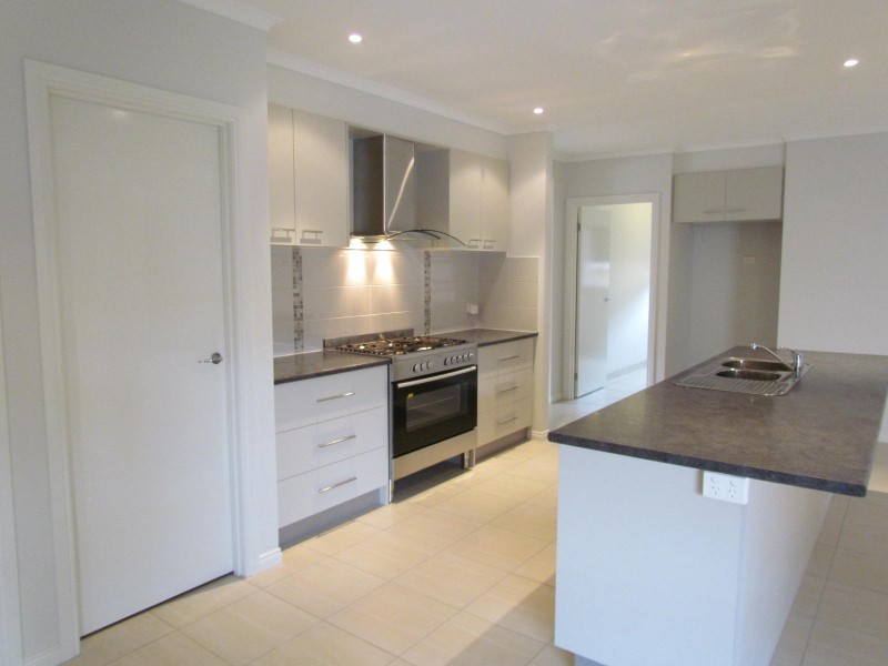 13 Dalton Way, Cranbourne East VIC 3977