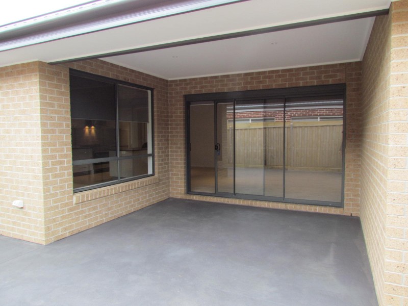 13 Dalton Way, Cranbourne East VIC 3977