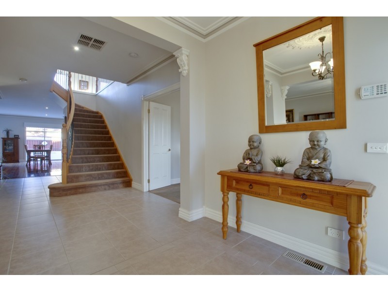 4 Aitken Court, Berwick VIC 3806