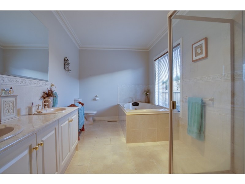 4 Aitken Court, Berwick VIC 3806