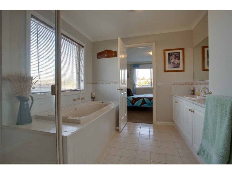 4 Aitken Court, Berwick VIC 3806