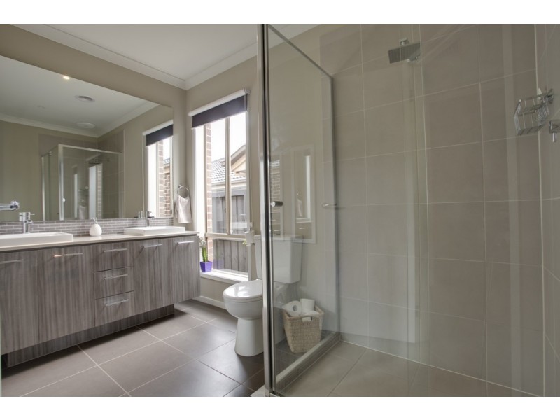 18 Misty Close, Berwick VIC 3806