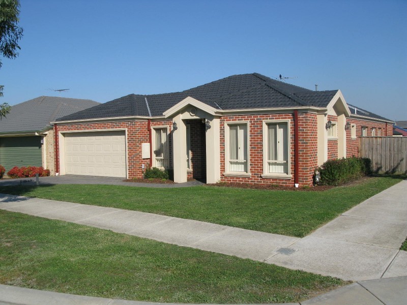 17 Atkinson Drive, Berwick VIC 3806