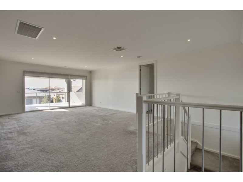 30 Wild Scotchman Way, Cranbourne East VIC 3977