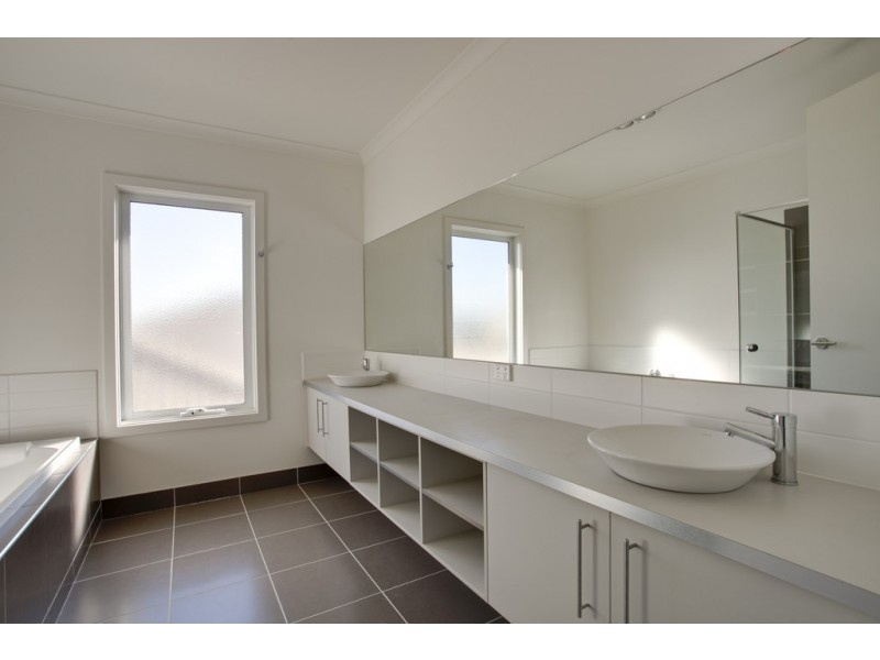 30 Wild Scotchman Way, Cranbourne East VIC 3977