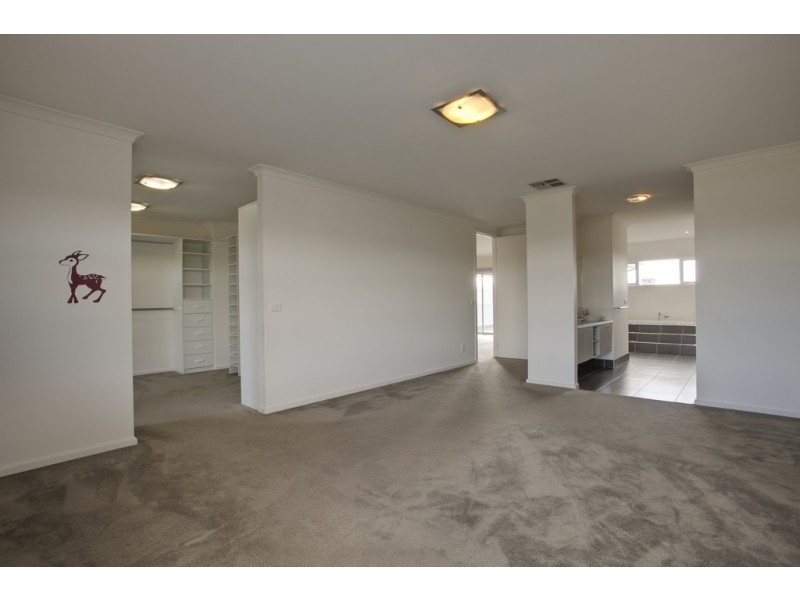 30 Wild Scotchman Way, Cranbourne East VIC 3977
