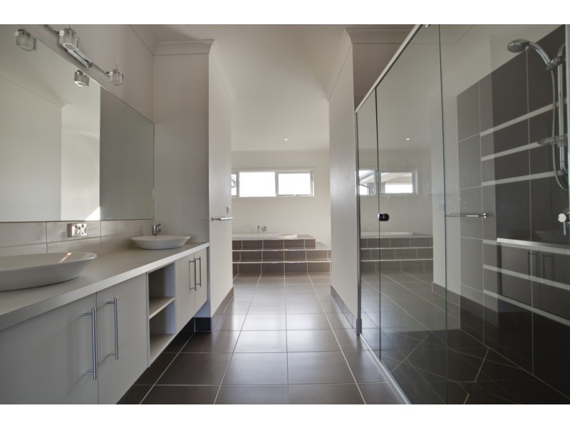 30 Wild Scotchman Way, Cranbourne East VIC 3977