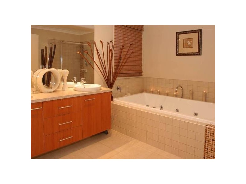 2 Lia Amie Place, Berwick VIC 3806