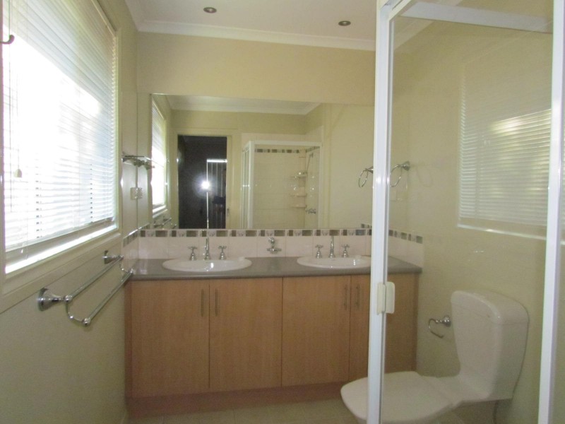 53 Rodlarni Crescent, Berwick VIC 3806