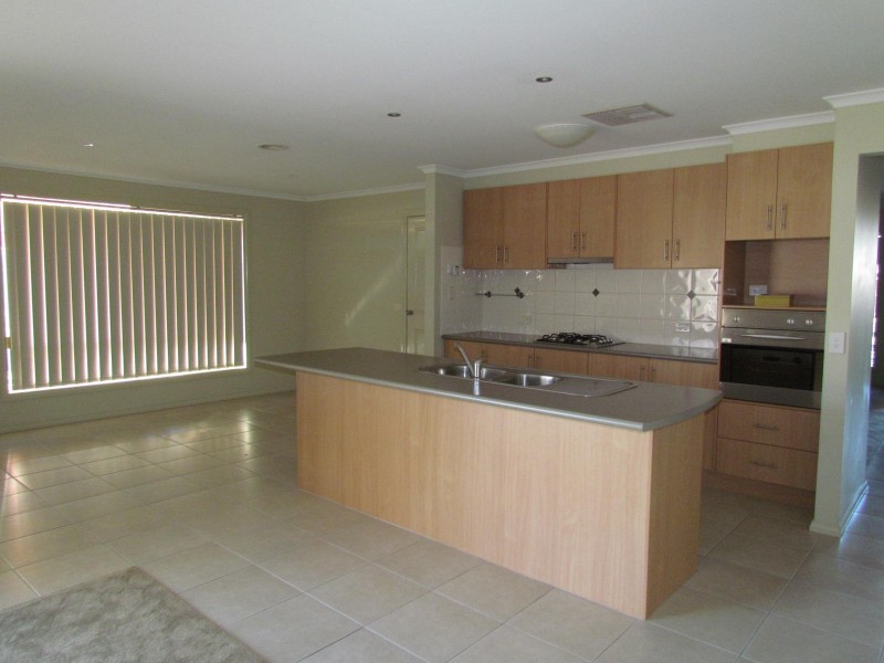 53 Rodlarni Crescent, Berwick VIC 3806