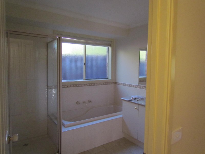 105 Berwick Springs Promenade, Narre Warren South VIC 3805