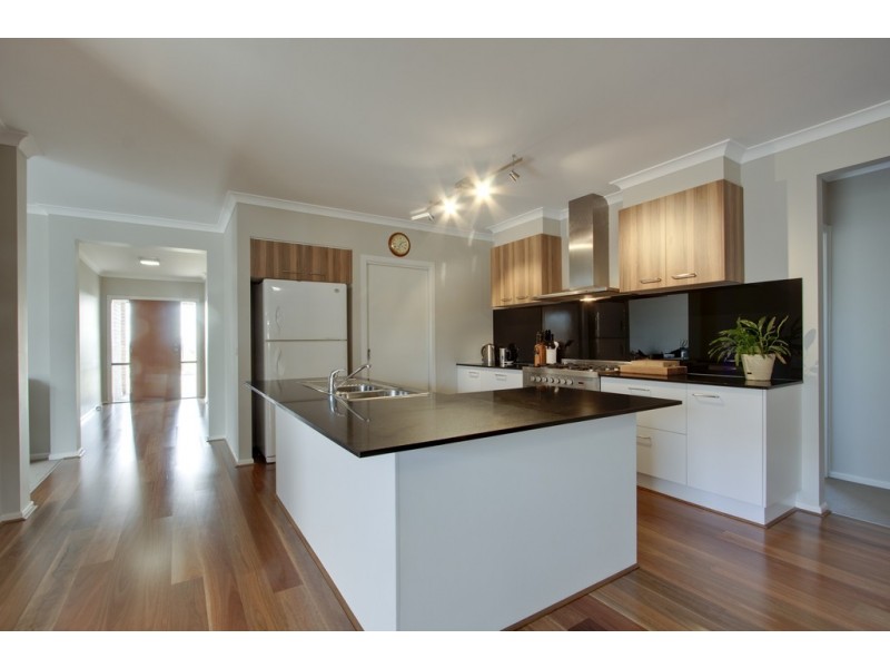 17 Donohue Street, Cranbourne East VIC 3977