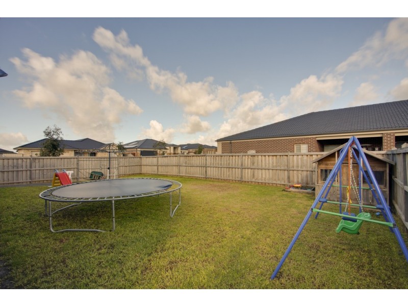 17 Donohue Street, Cranbourne East VIC 3977
