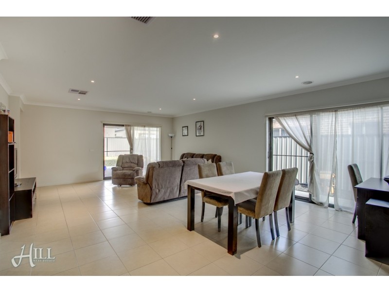 105 Selandra Boulevard, Clyde North VIC 3978