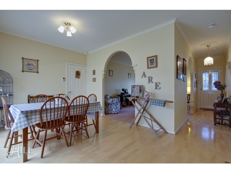 2 Newhaven Drive, Berwick VIC 3806