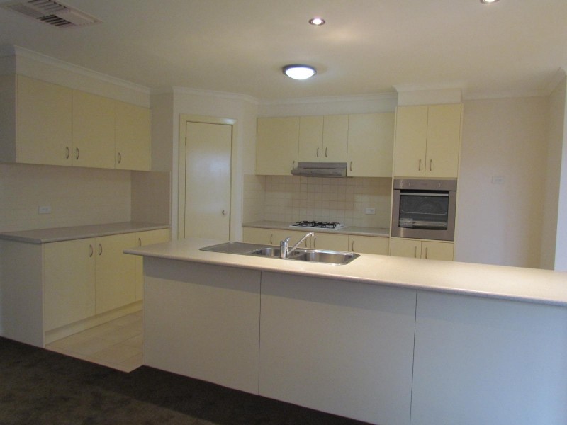 18 Oakgrove Drive, Narre Warren South VIC 3805