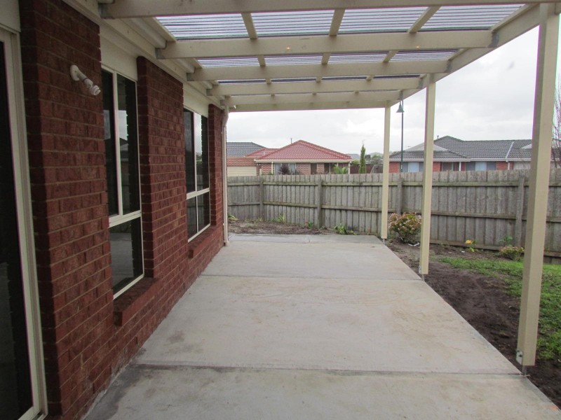 18 Oakgrove Drive, Narre Warren South VIC 3805