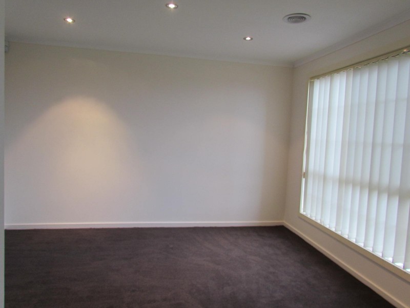 18 Oakgrove Drive, Narre Warren South VIC 3805