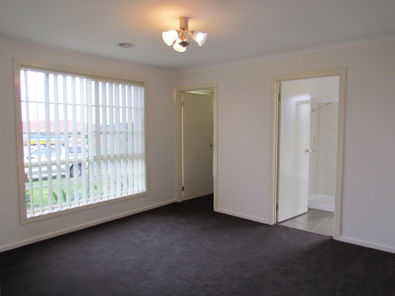 18 Oakgrove Drive, Narre Warren South VIC 3805