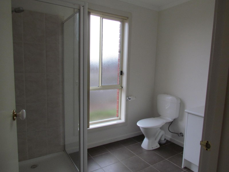 18 Oakgrove Drive, Narre Warren South VIC 3805