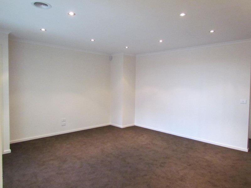 18 Oakgrove Drive, Narre Warren South VIC 3805