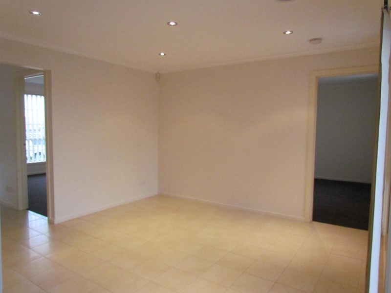 18 Oakgrove Drive, Narre Warren South VIC 3805