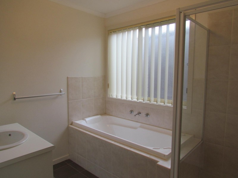 18 Oakgrove Drive, Narre Warren South VIC 3805