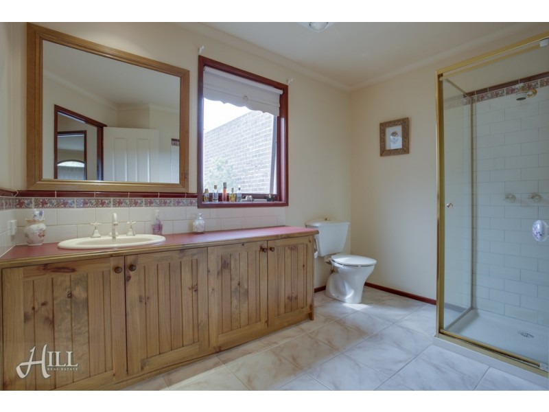 8 Tarrangower Place, Berwick VIC 3806