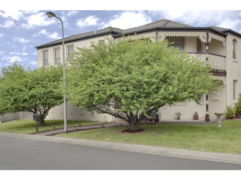 8 Tarrangower Place, Berwick VIC 3806