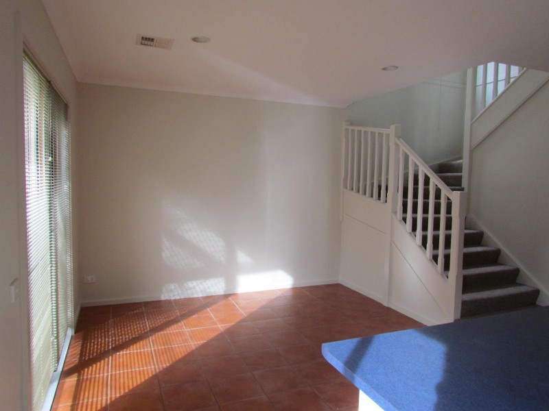 3/2 Jerilderee Drive, Berwick VIC 3806