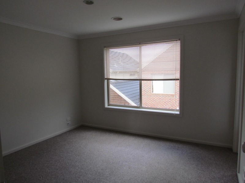 3/2 Jerilderee Drive, Berwick VIC 3806